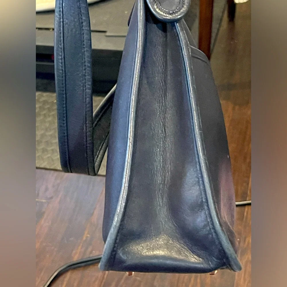 Coach vintage legacy zip bag in black leather with gold tone hardware in EUC - Picture 11 of 13